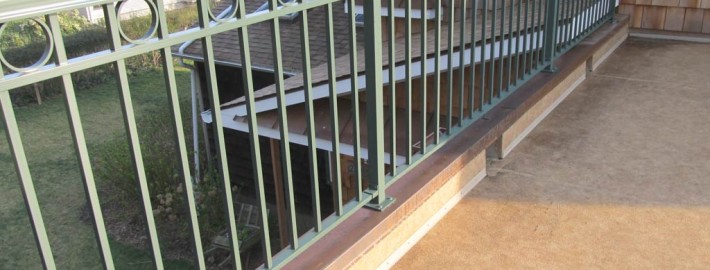 Welded Picket, Panel Style 5 with Round Top Rail